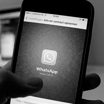Widok smarfona z ikoną WhatsApp na ekranie